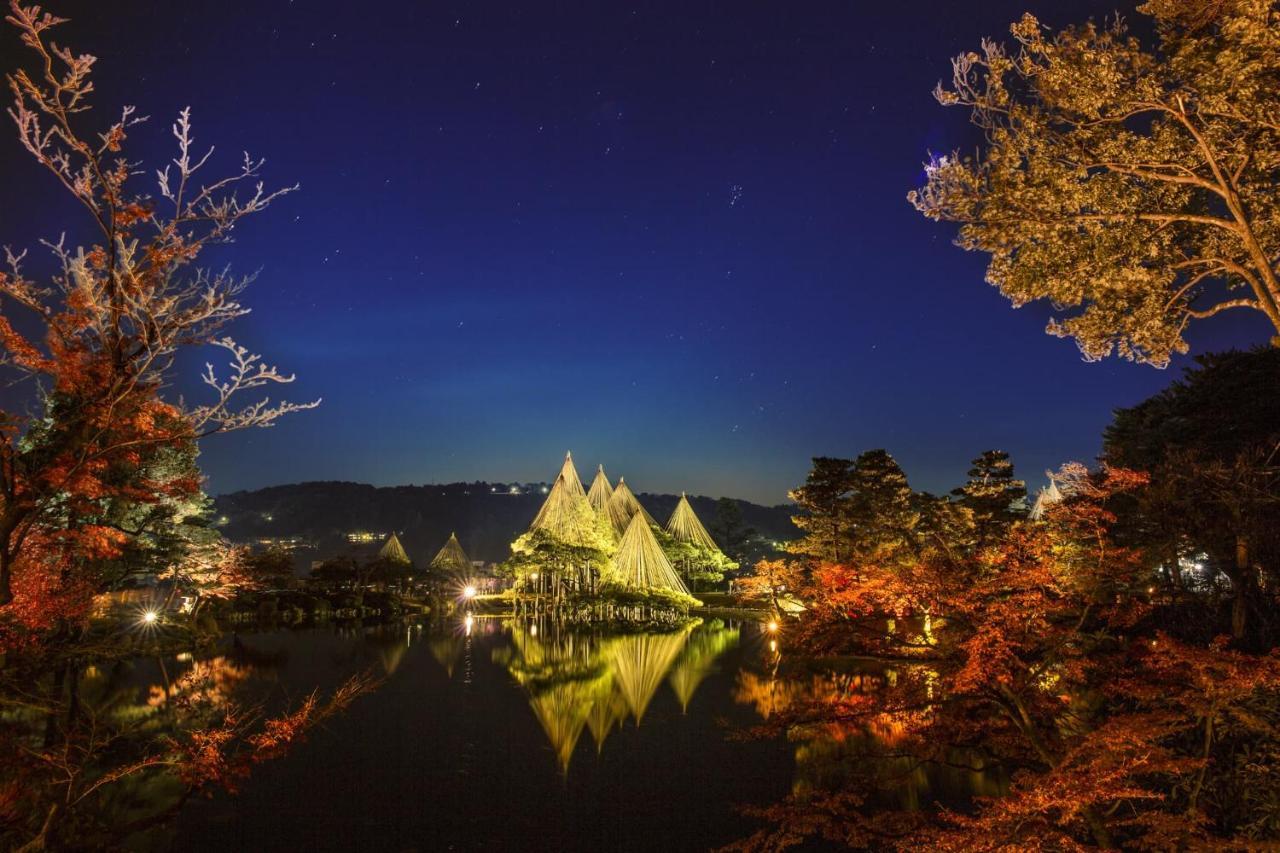Kanazawa Tokyu Hotel Экстерьер фото The pyramids of the museum at night