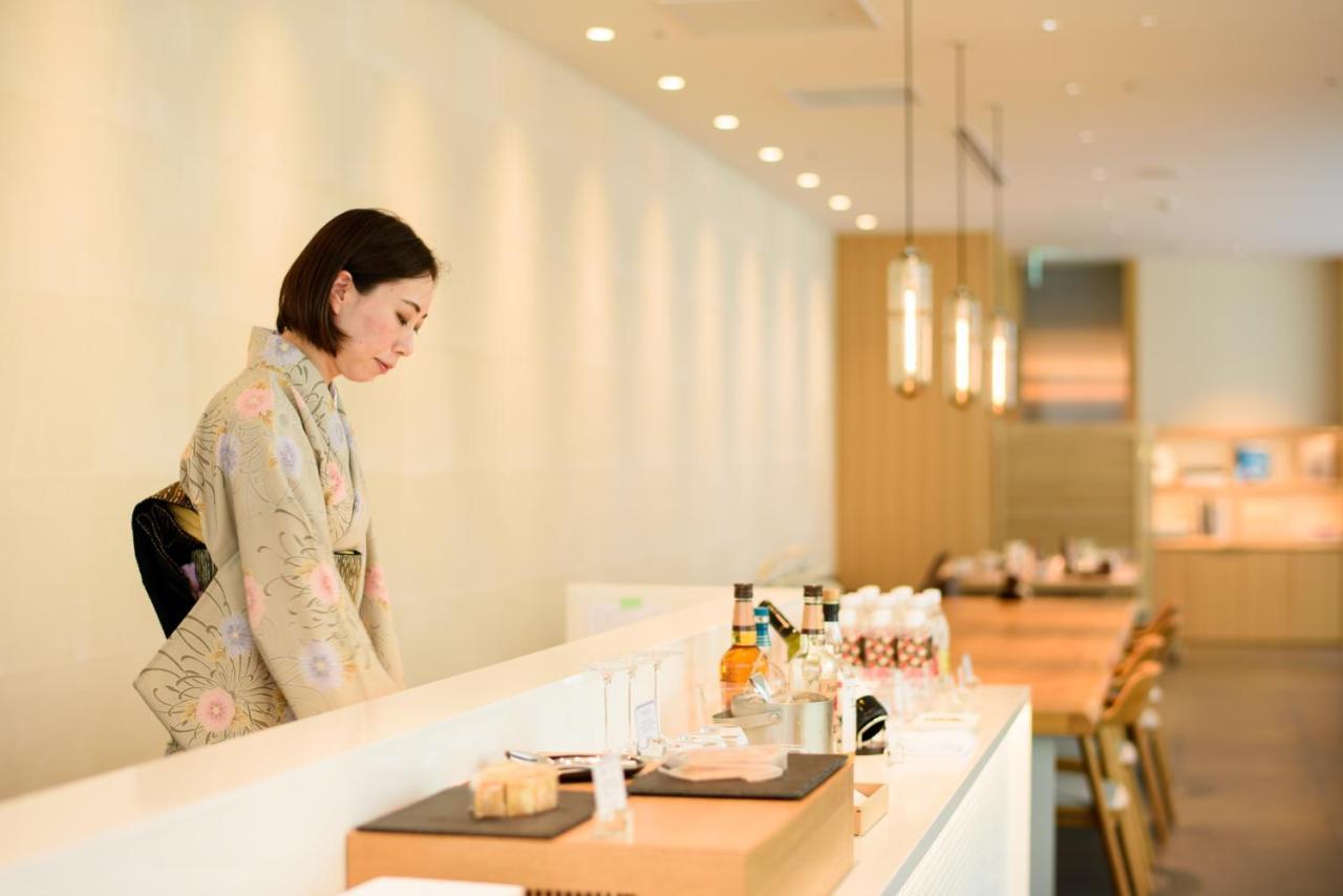 Kanazawa Tokyu Hotel Экстерьер фото A flight attendant at the airport
